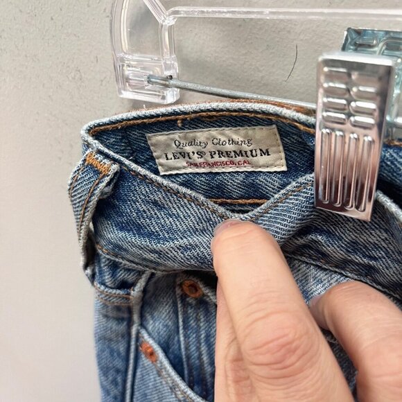 Levi's‎ Premium Wedgie Fit Jeans Women's W29 Light Wash Distressed Hem - Picture 3 of 5